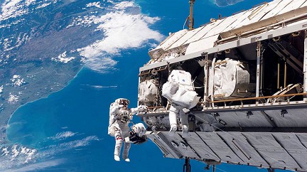 Астронавты NASA выйдут в космос для подготовки МКС к приему новых пилотируемых кораблей